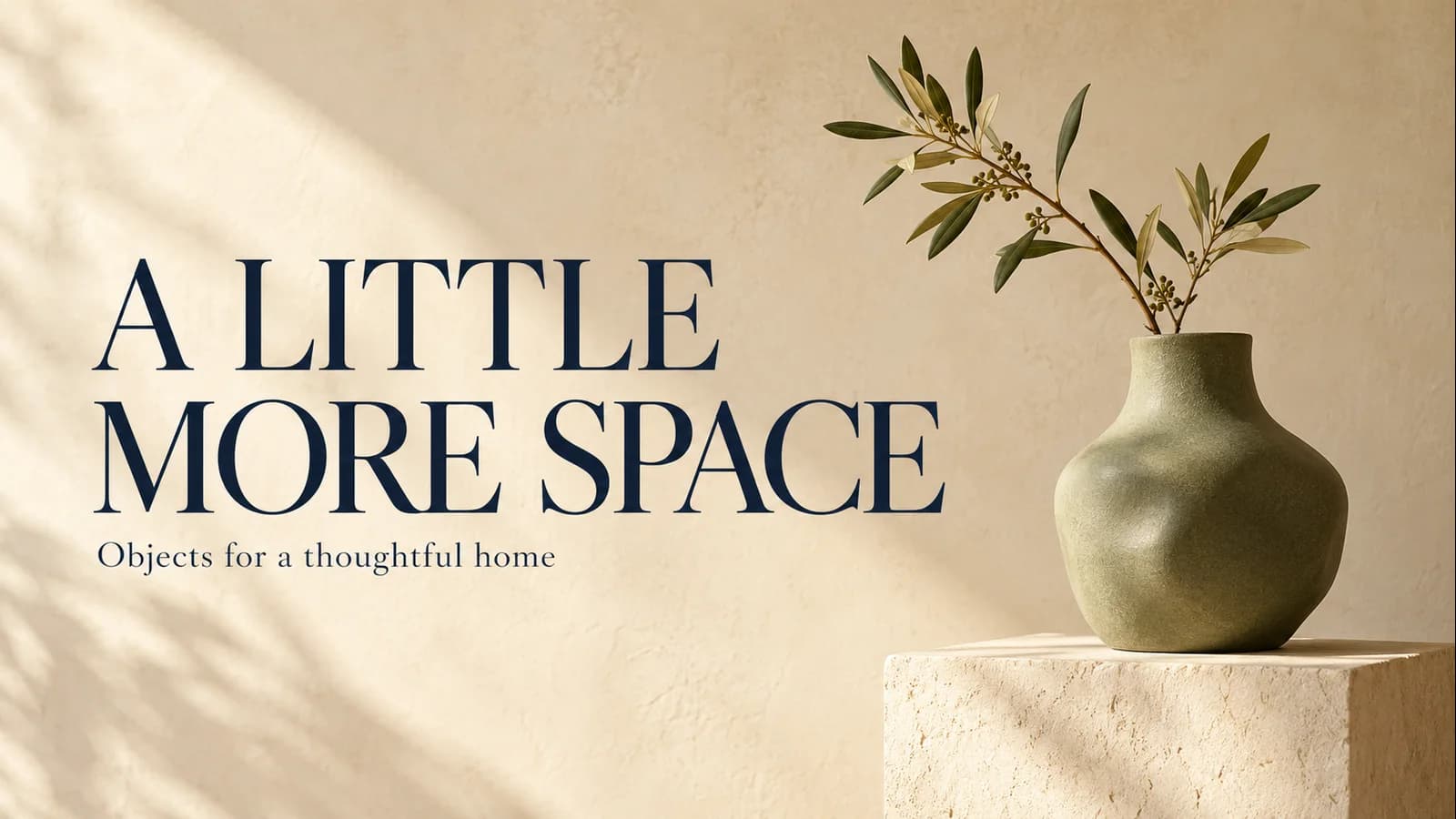 「A LITTLE MORE SPACE」の見出しとセージの花瓶を備えたタイポグラフィー レイアウト